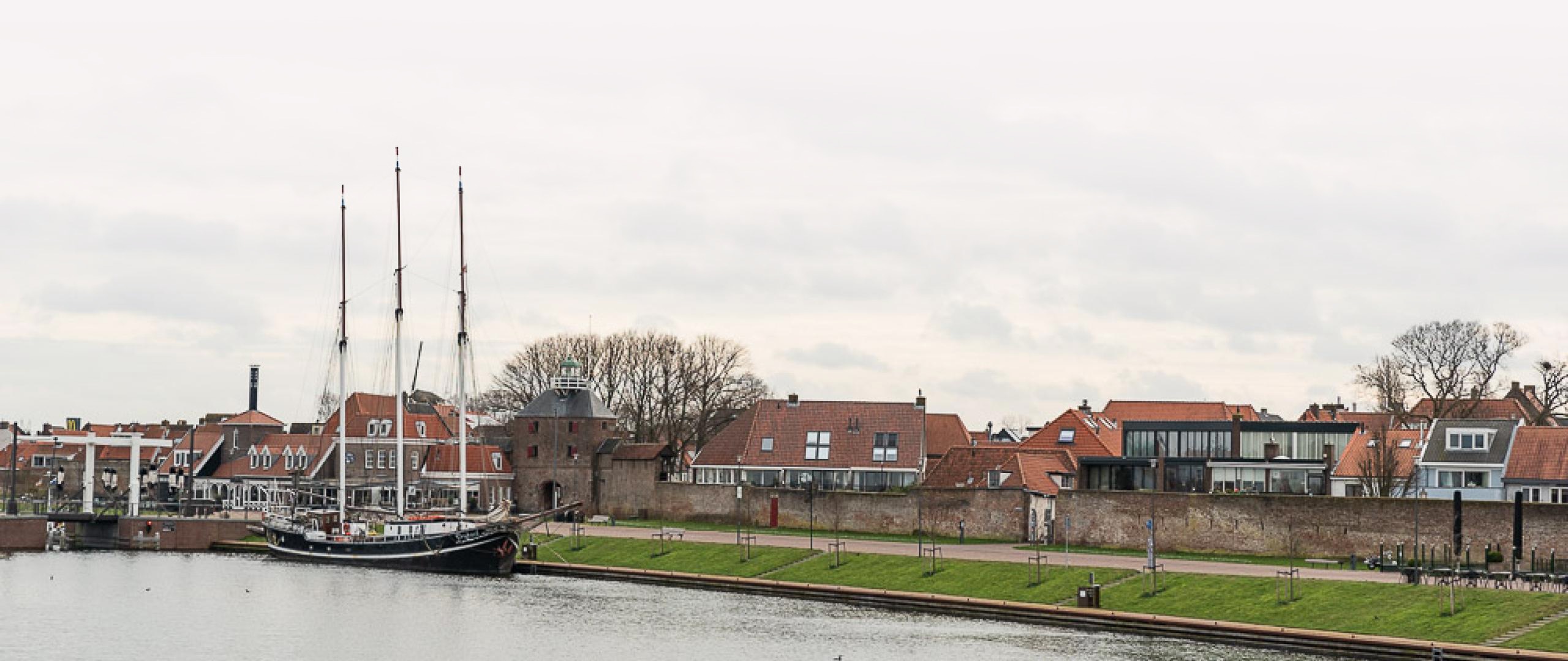 De oude binnenstad van Harderwijk, gezien vanaf het stadsstrand