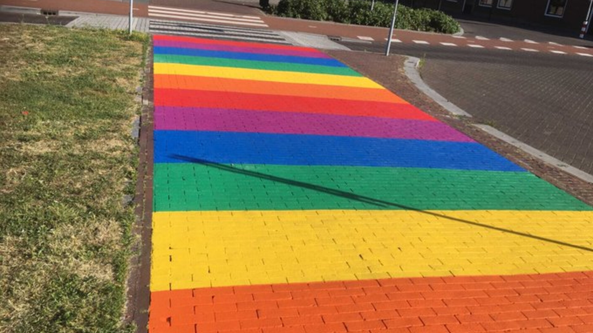 het regenboogzebrapad in Harderwijk 