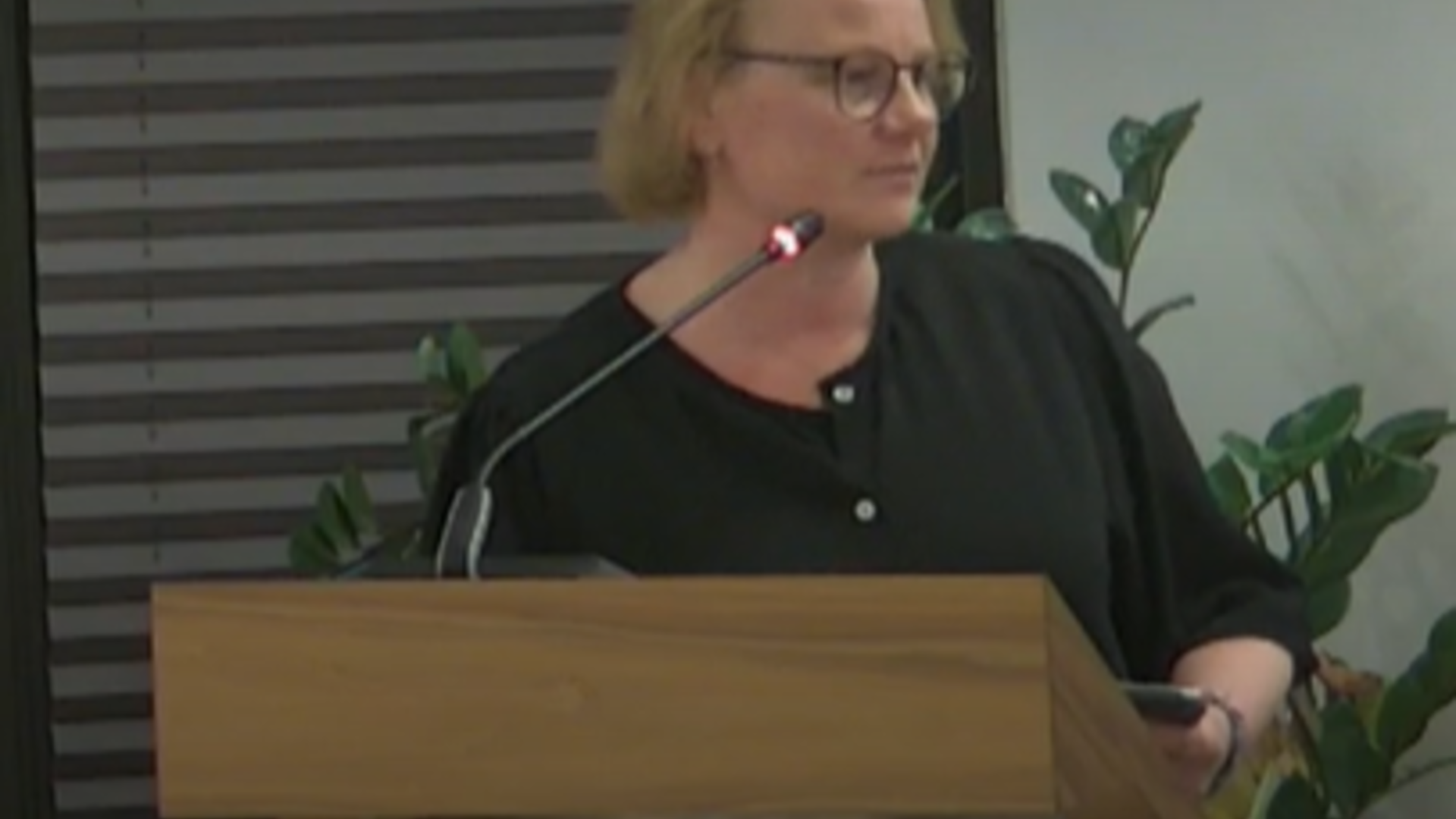 wietske achter spreekgestoelte 